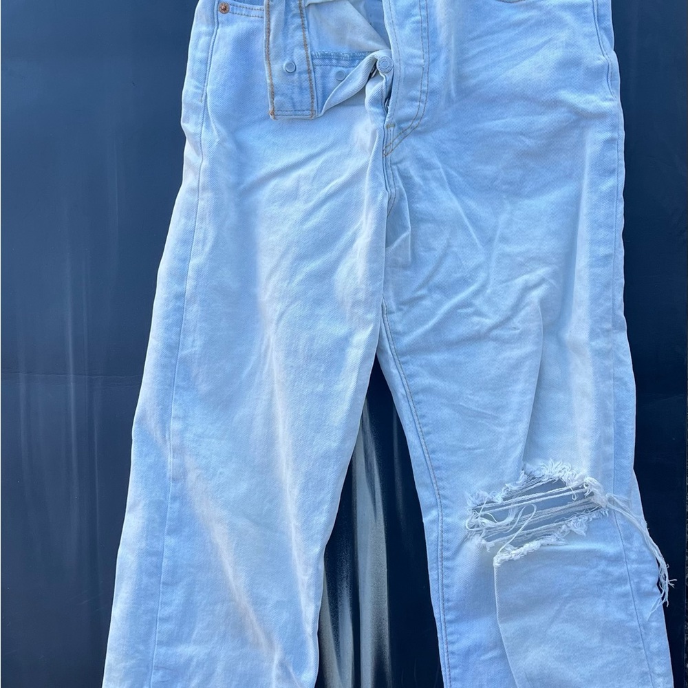 Levi's Women's ankle jeans with hole